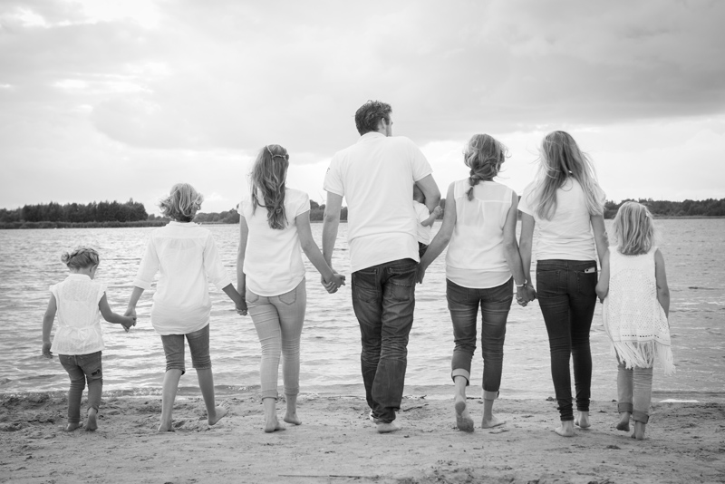 gezin loopt weg over het stand foto in zwart wit