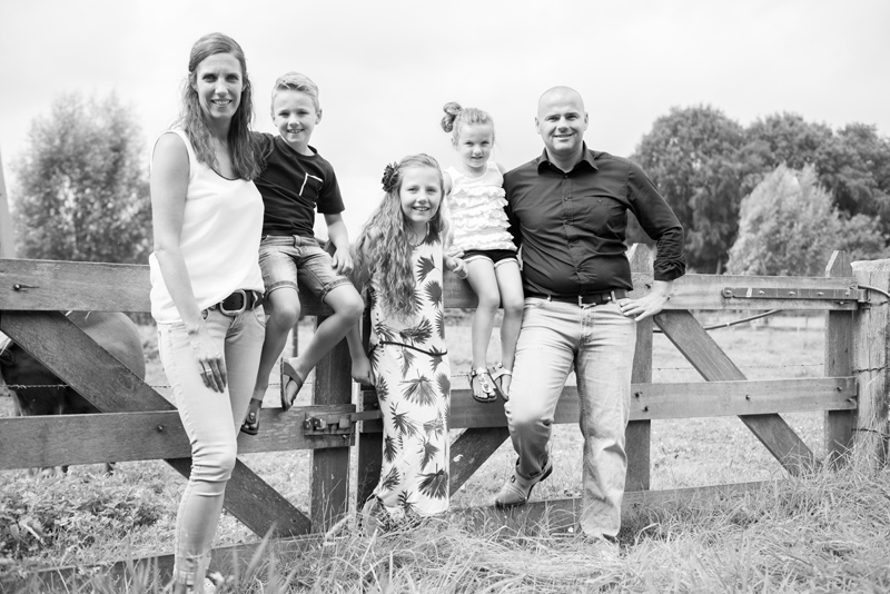 gezin bij een hek foto in zwart/wit